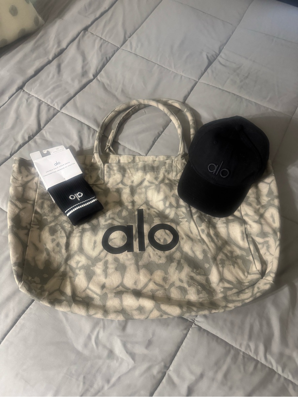 Alo Beige Tie-Dye Tote Bag with Black Alo Cap and Socks